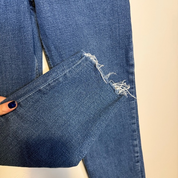ABERCROMBIE The Mom High Rise Jeans Button Fly Raw Hem Medium-Dark Wash 6 Reg - Picture 4 of 5